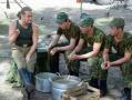  Леонид Агутин и солдаты чистят картошку
Съемки клипа "Граница", 2003